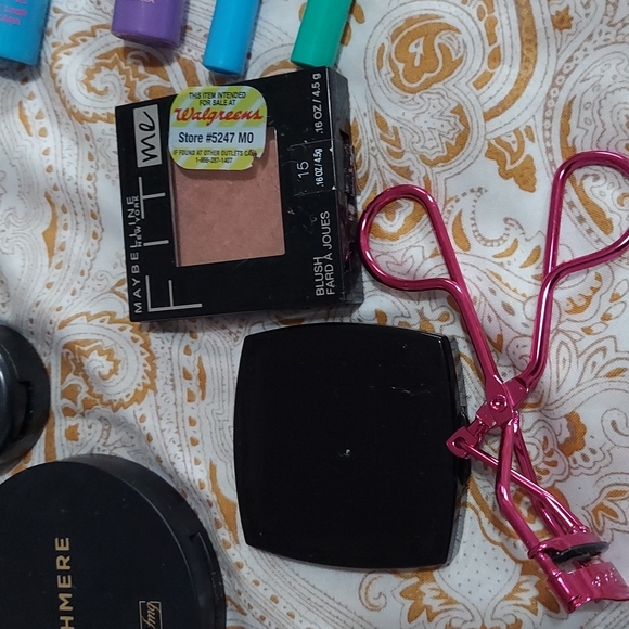 Lot of makeup - Picture 6 of 14